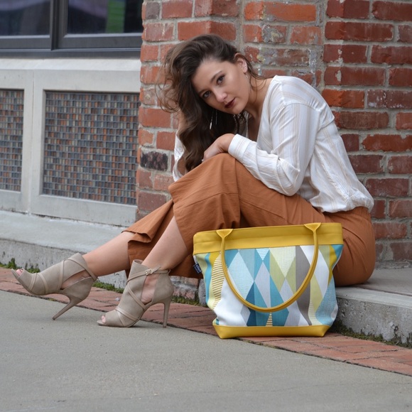 Meet your Posher, Busybee - Picture 1 of 1